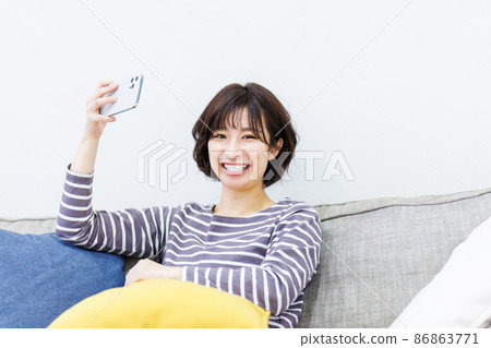 Female using a smartphone at home 86863771