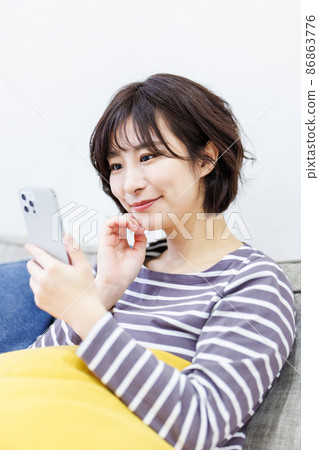 在家使用智能手機的女性 86863776