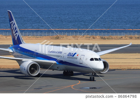 到達的客機 噴氣式飛機前往登機橋 86864798