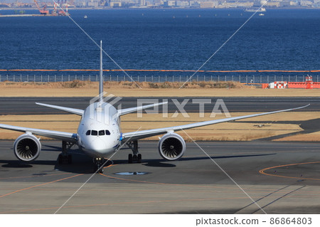 Arrival passenger plane Jet plane heading for the boarding bridge 86864803