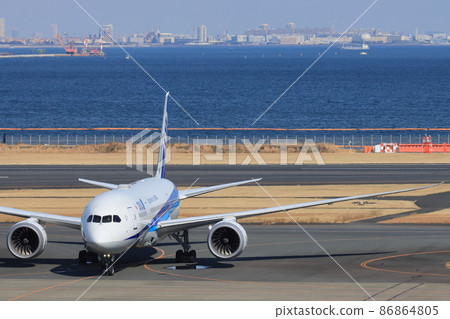 到達的客機 噴氣式飛機前往登機橋 86864805