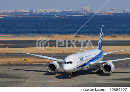 到達的客機 噴氣式飛機前往登機橋 86864807