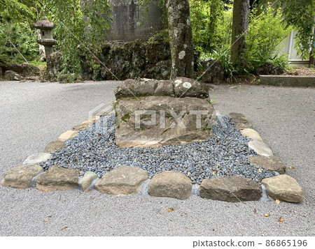 熱海市伊豆山神社源賴朝和北條雅子坐石 86865196