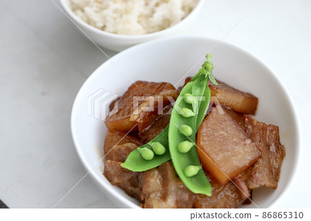 Pork belly seasoned with oyster sauce and radish and rice Pork belly seasoned with oyster sauce and radish and rice 86865310