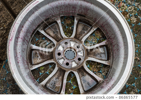 [Car] Cleaning the wheel with a cleaner 86865577