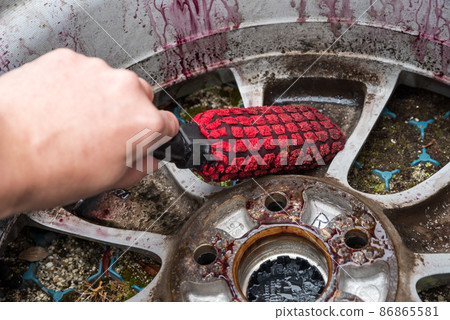 [Car] Cleaning the wheel with a cleaner 86865581
