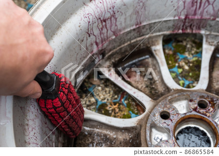 [Car] Cleaning the wheel with a cleaner 86865584