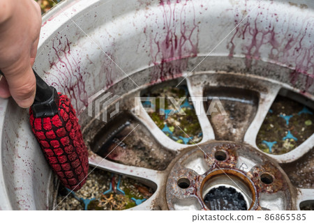 [Car] Cleaning the wheel with a cleaner 86865585