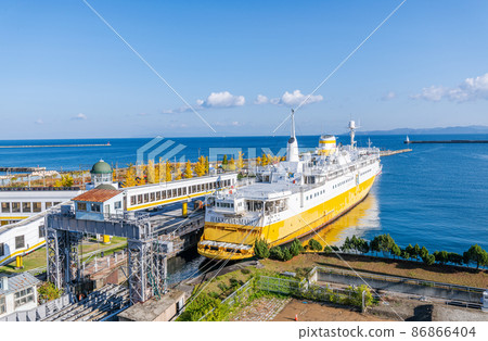 Aomori City, Aomori Prefecture, Aomori Port in fine weather and Seikan Ferry Hakkoda Maru 86866404