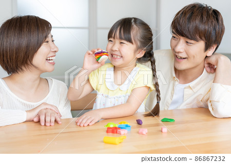 女孩、爸爸和媽媽在吃粘土做的漢堡之前 86867232