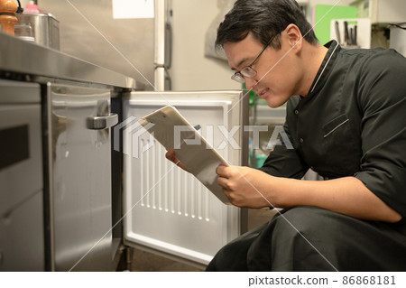 檢查庫存的男性廚房工作人員 檢查庫存的男性廚房工作人員 86868181