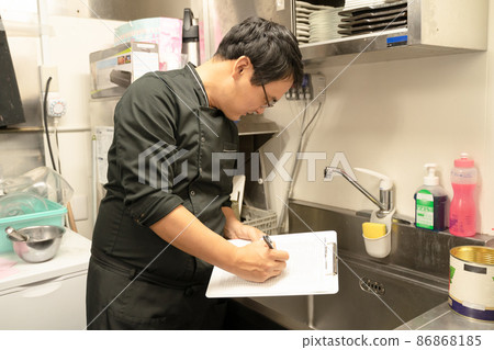 檢查食品衛生管理的男性工作人員 檢查食品衛生管理的男性工作人員 86868185
