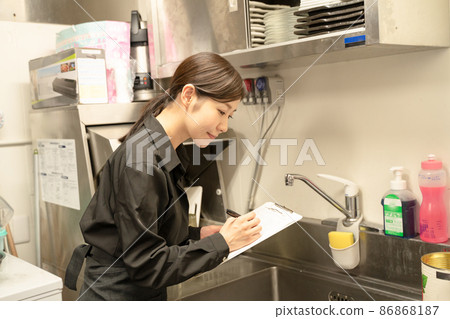 檢查食品衛生管理的女員工 86868187