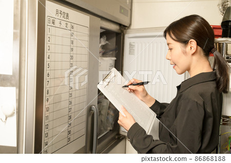 檢查庫存的女性廚房工作人員 86868188