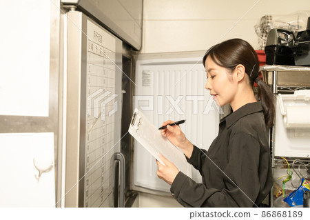 檢查庫存的女性廚房工作人員 86868189