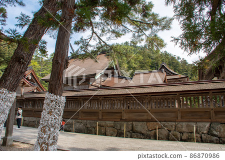 Walk in the precincts while worshiping the main shrine of Izumo Taisha Walk in the precincts while worshiping the main shrine of Izumo Taisha 86870986