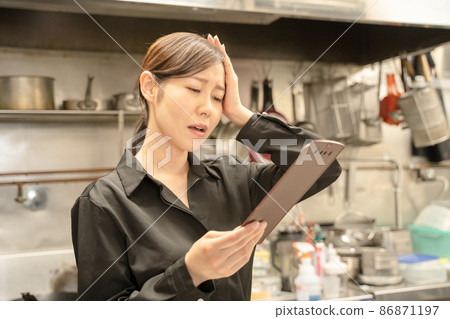 Female staff who have trouble checking slips at restaurants Female staff who have trouble checking slips at restaurants 86871197