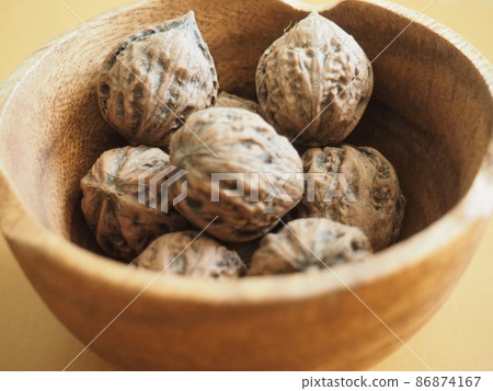 木碗裡帶殼的核桃 木碗裡帶殼的核桃 86874167