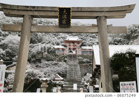 Wakaura Temmangu Shrine in the snow (God of learning) 86875249
