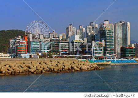 The buildings and the wheel of Busan 86876177