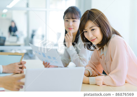 穿著便衣的女商人一邊看電腦一邊開會 86876569