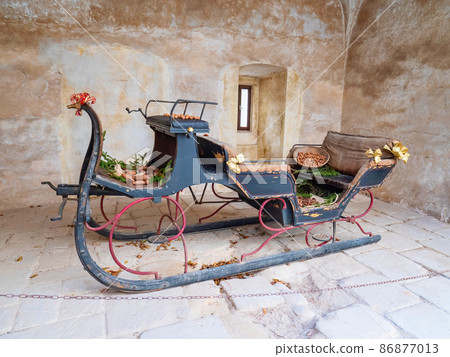 Historic sleigh for pulling by horses. Indoor patio, Kost Castle Historic sleigh for pulling by horses. Indoor patio, Kost Castle 86877013