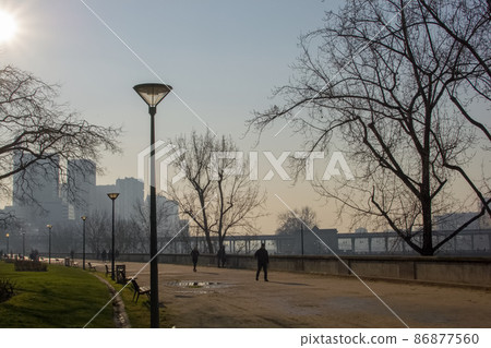 法國首都巴黎塞納河畔的長廊景觀 86877560