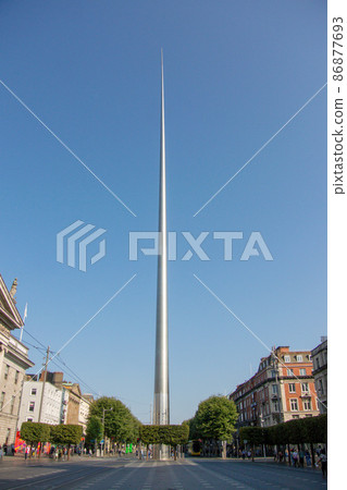 愛爾蘭首都都柏林的奧康奈爾街和都柏林尖頂 86877693