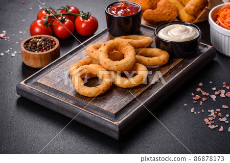 Homemade crunchy fried onion rings with tomato sauce 86878173