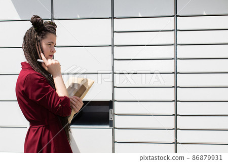 The teenager wonders who could send her such a gift. She tries to guess from whom she received the mail. 86879931