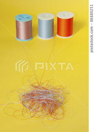 Intertwined sewing thread 86880251