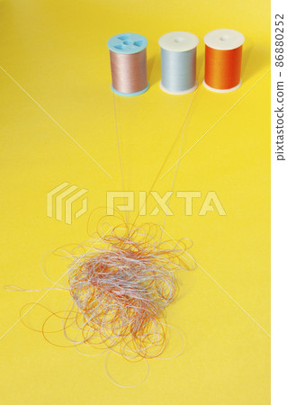 交織的縫紉線 86880252