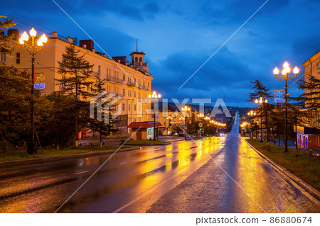 View of an empty city street 86880674