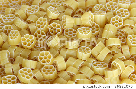 Italian pasta 86881076