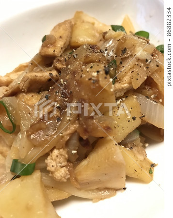 Stir-fried sweet and spicy pork and potatoes, wife's home-cooked food, home-cooked dinner, happy family, enjoy corona Stir-fried sweet and spicy pork and potatoes, wife's home-cooked food, home-cooked dinner, happy family, enjoy corona 86882334