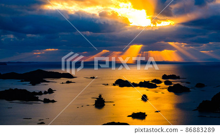 Light shines in the sea 86883289