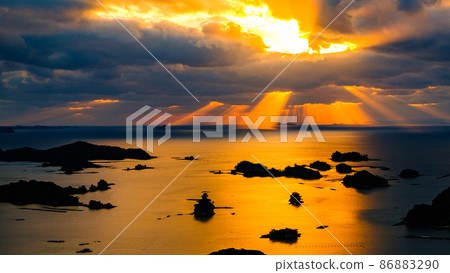 Light shines in the sea 86883290