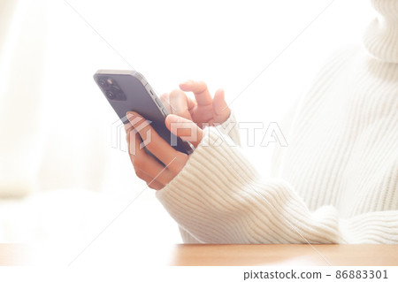 接觸智能手機的婦女的手 86883301