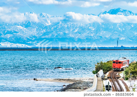 富山縣冬季冰見線(天晴海岸)~以立山山脈為背景的柴油列車~ 富山縣冬季冰見線(天晴海岸)~以立山山脈為背景的柴油列車~ 86883604