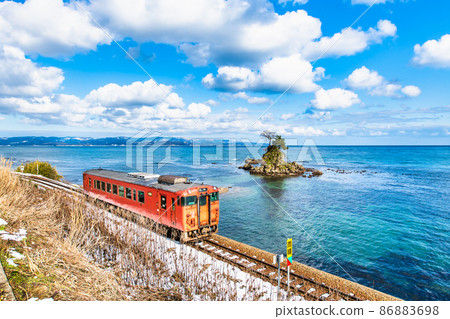 Toyama Prefecture Winter Himi Line-Diesel train running on the sunny Amaharashi coast- Toyama Prefecture Winter Himi Line-Diesel train running on the sunny Amaharashi coast- 86883698