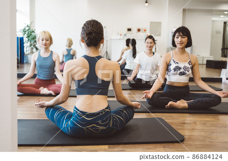 瑜伽館熱瑜伽課圖片 瑜伽館熱瑜伽課圖片 86884124
