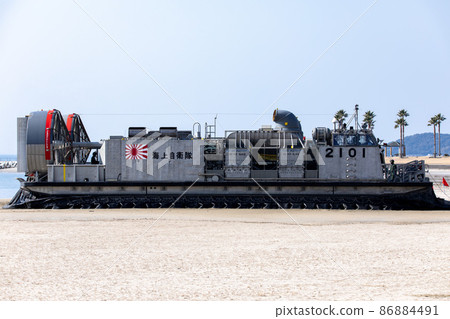 登陸海灘的海上自衛隊LCAC氣墊船 86884491