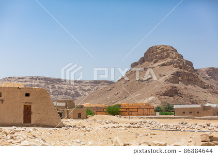 [也門] Hadramawt，一個有低矮的石屋和落基山脈的風景的村莊 86884644