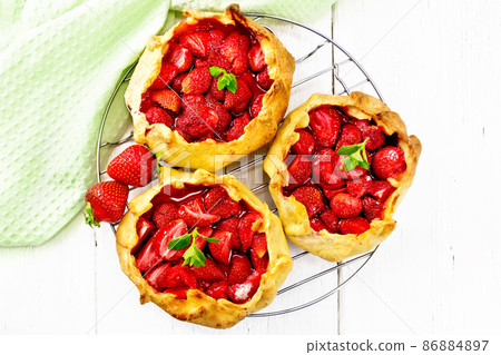 Galetas with strawberries on board top 86884897