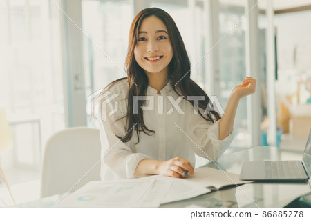 a working woman                          86885278