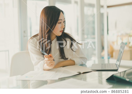 a working woman                          86885281
