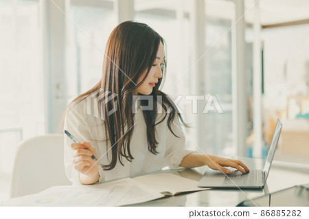 Personal computer and young lady 86885282