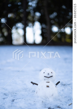 Snowman made by a child Snowman made by a child 86885315