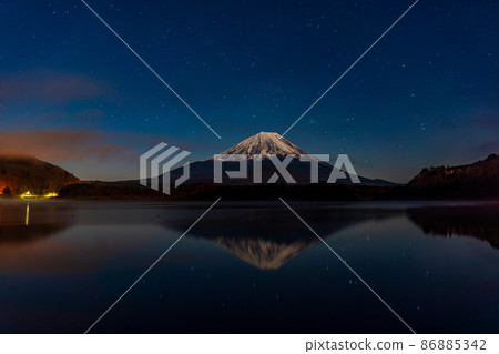 （山梨縣）富士山昭和湖的黎明 86885342