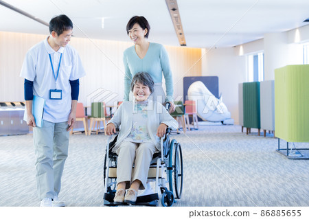 Facility staff explaining to parents and children of long-term care Photo cooperation "LINK FOREST] 86885655